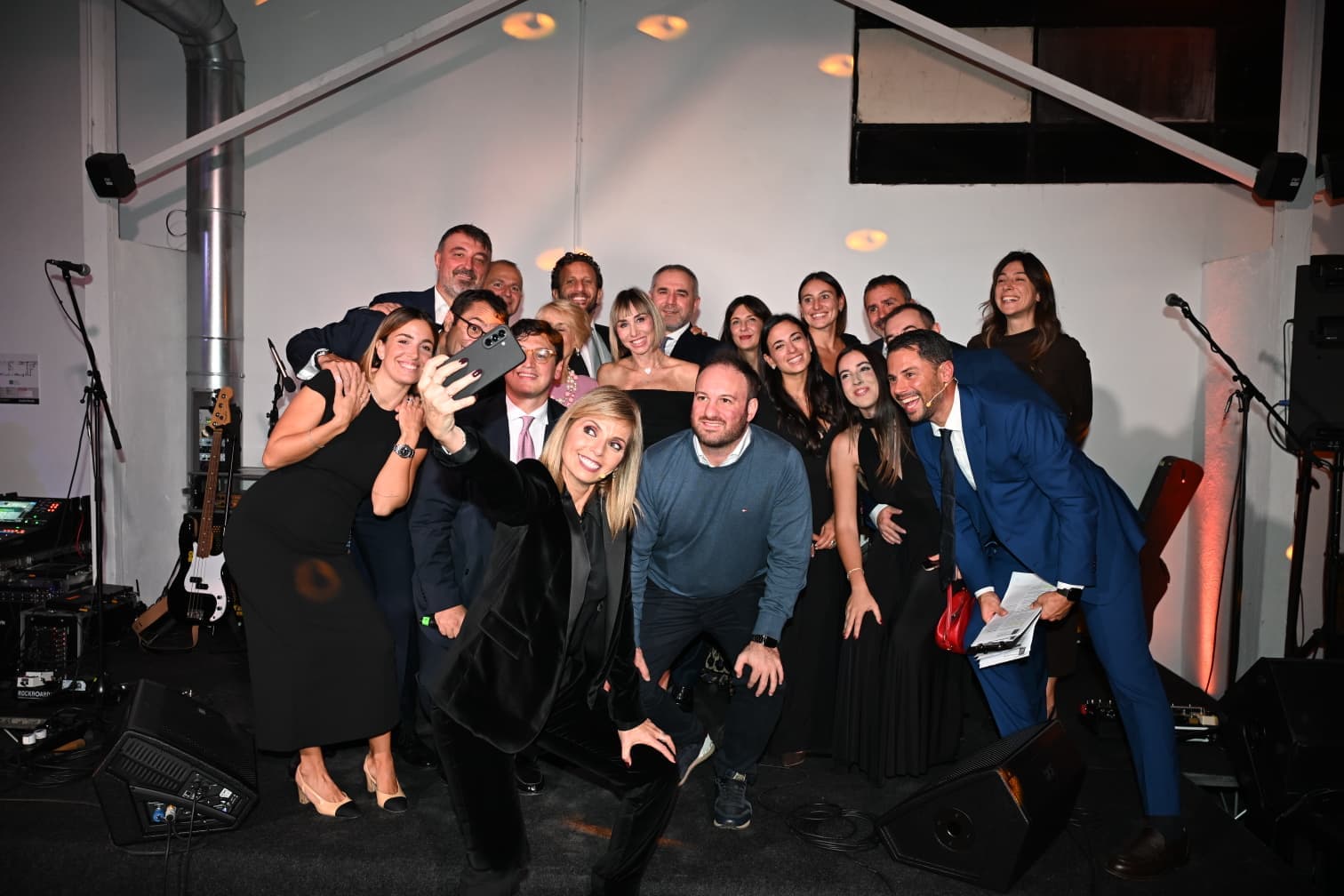 Foto di gruppo sul palco del NIS Gala Charity Night 2026